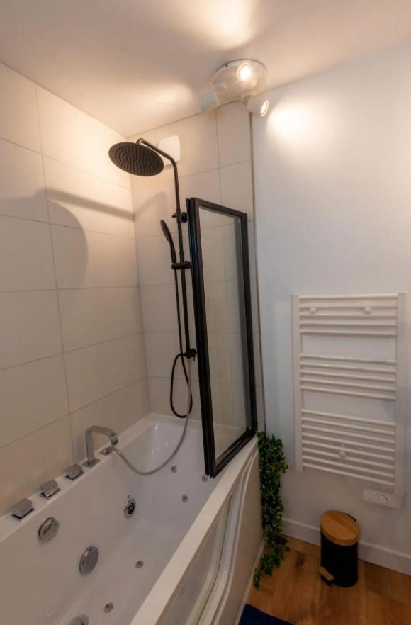 Balneo & Sauna, Sejour Detente Aux Teinturiers - Metro Charpennes - Garage Villeurbanne Buitenkant foto